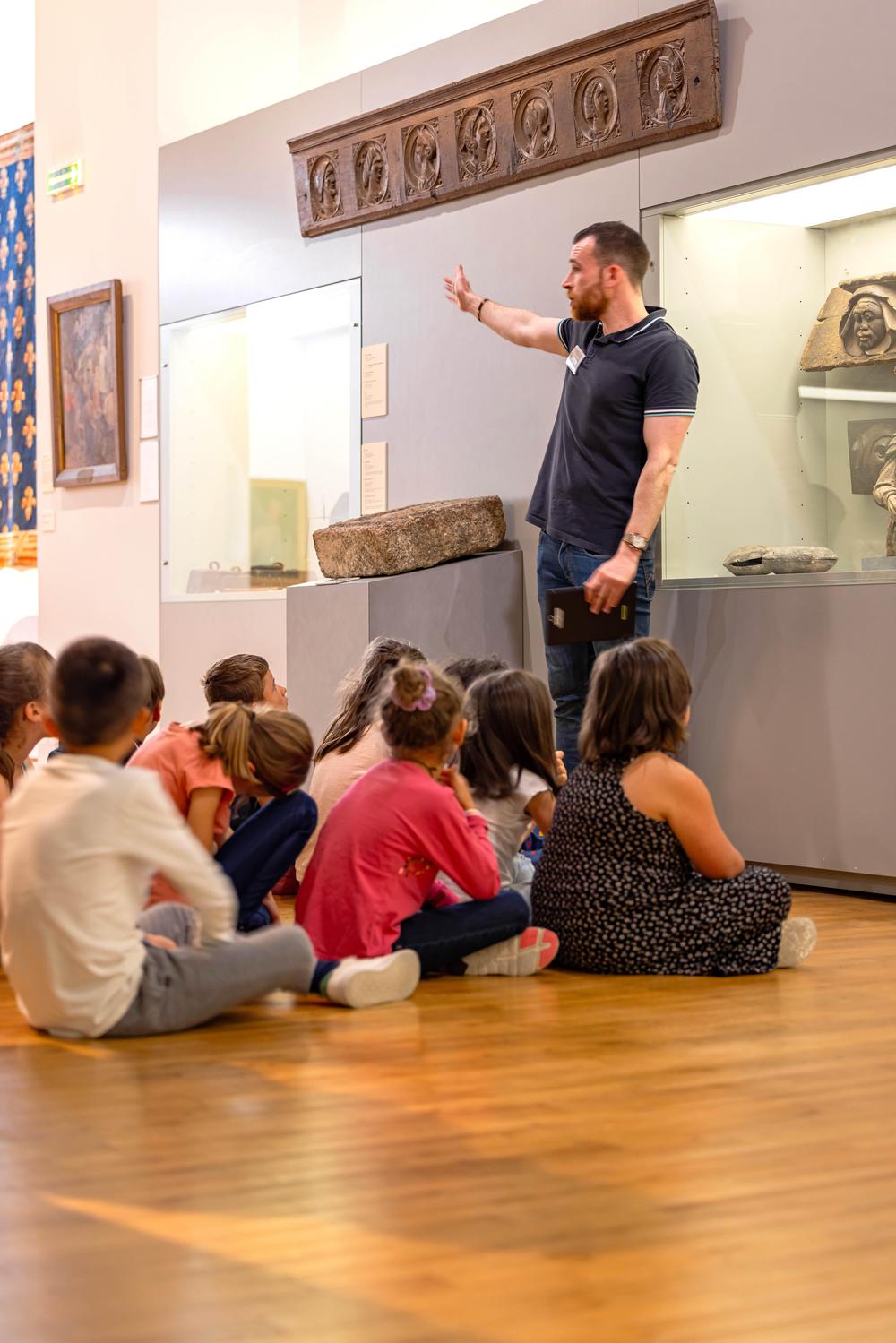 Visite guidée avec groupe d'enfants