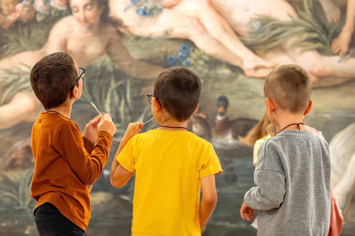 Vue d'un groupe scolaire en visite au musée