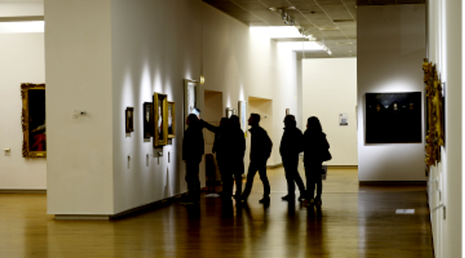 Photo d'un groupe dans la galerie d'art