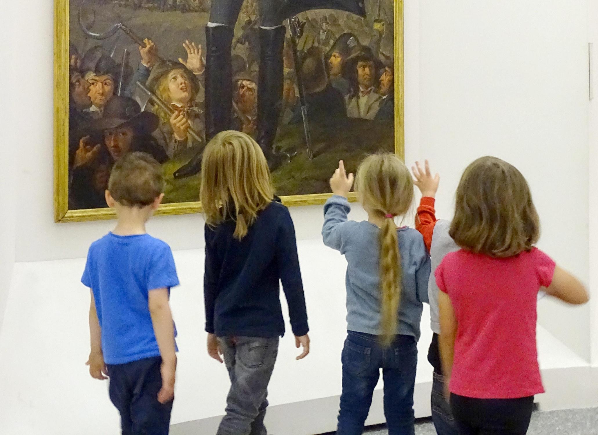 Enfants devant un tableau d'histoire