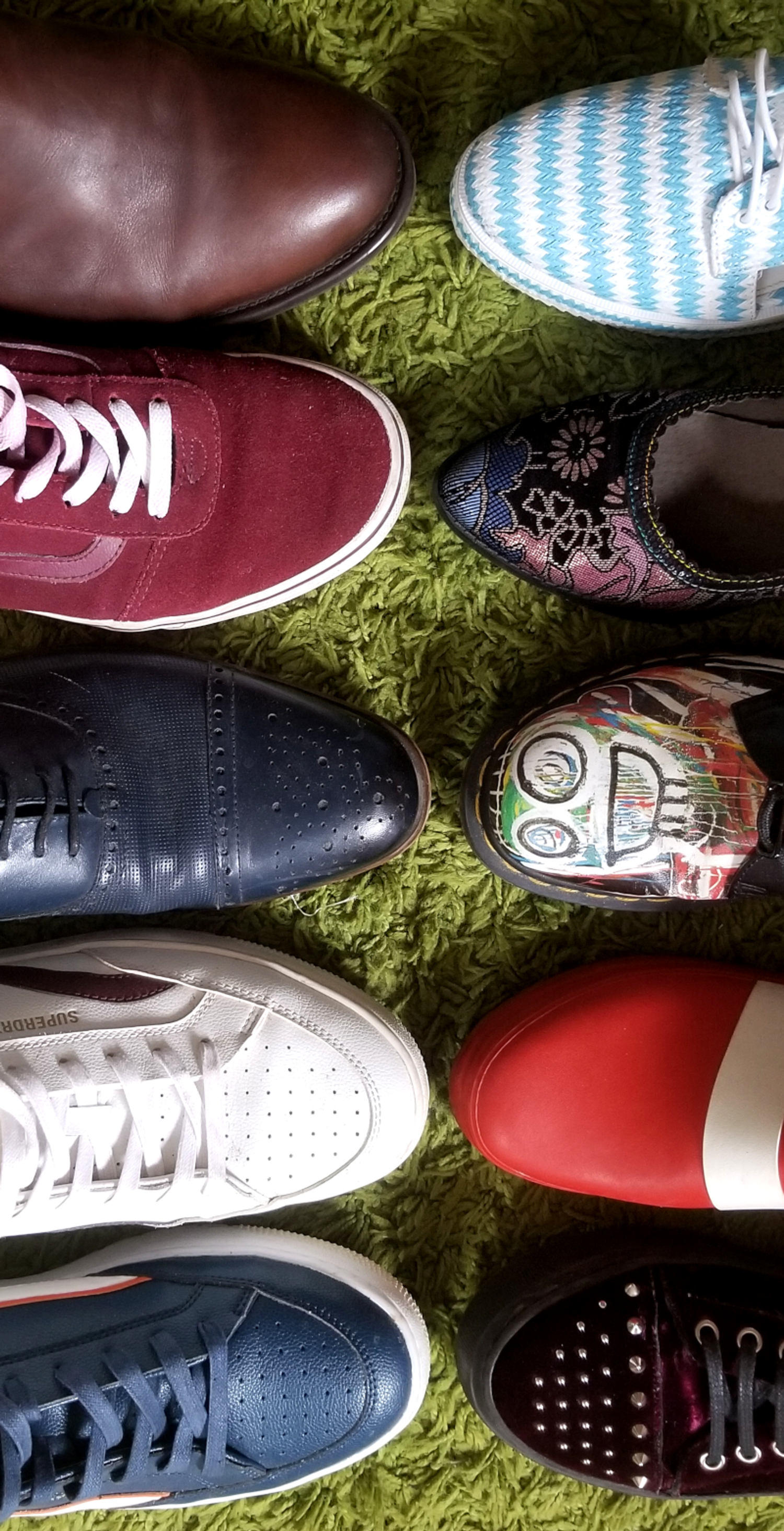 Vue de plsuieurs chaussures alignées