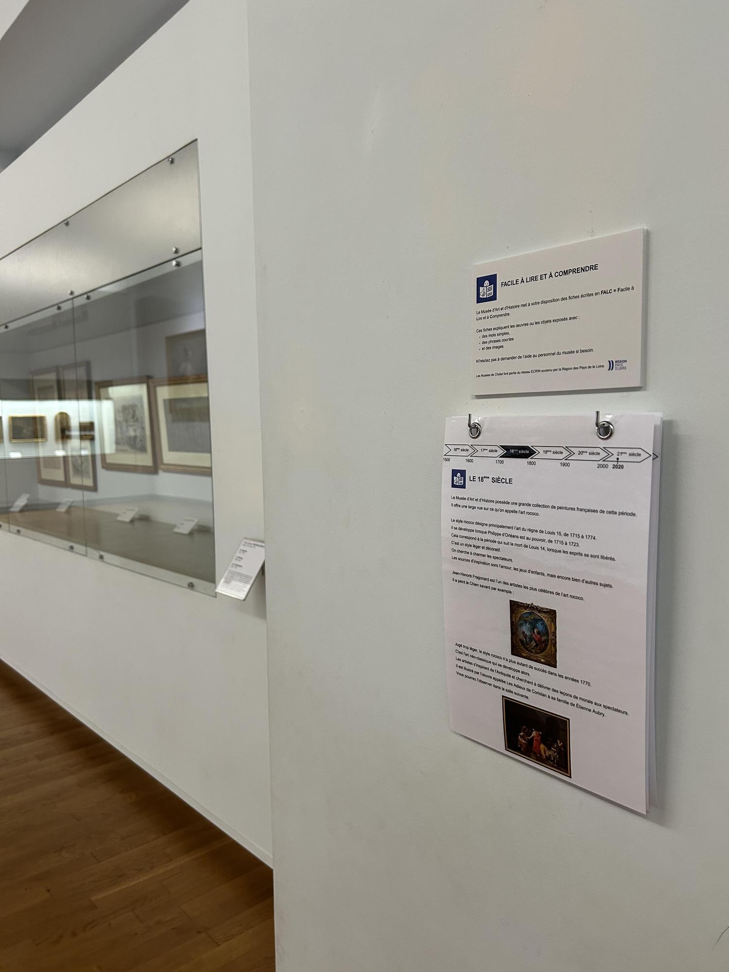 Photographie d'une fiche FALC dans les salles