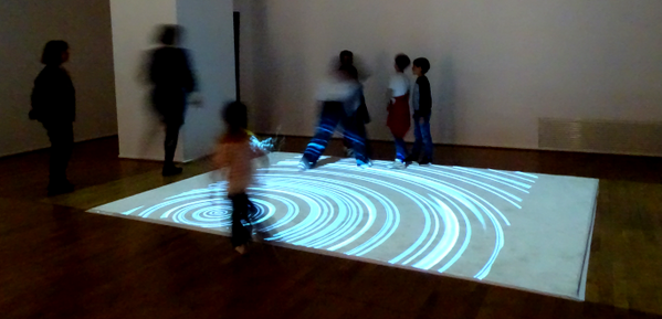 Vue d'enfants sur un tapis éclairé