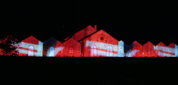 Vue du maping vidéo sur la façade du musée