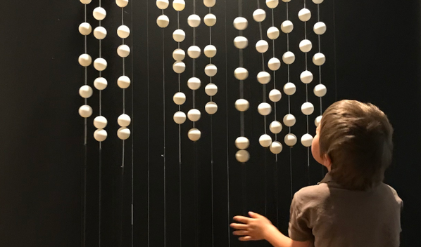 Enfant jouant dans le Labyrinthe